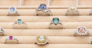 💍✨ Barevná symfonie elegance Objevte jedinečný výběr zásnubních a společenských prstenů z kolekce Bergl Diamonds – kde se...