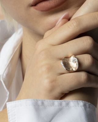 Prsten z kolekce Fox vyrobený v červeném zlatě, který zaujme na první pohled. Koukněte se na náš web pro víc kousků z...